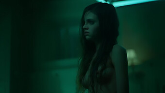 India Eisley In Een Dubbel Hd Film Met Een Studententhema