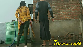 Vẻ Đẹp Tự Nhiên Của Desi Bhabhi Được Trưng Bày Trong Video Tắm Mưa Này