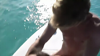 Torising Avec Une Grosse Bite Sur Un Bateau