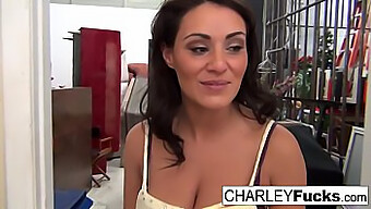 Charley'Nin Büyük Göğüsleri Ve Amıyla Solo Oyun Zamanı